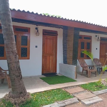 Amila Guest Hotel Trincomalee Bagian luar foto