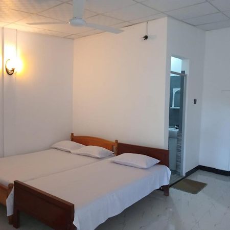 Amila Guest Hotel Trincomalee Bagian luar foto