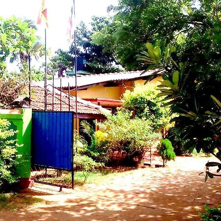Amila Guest Hotel Trincomalee Bagian luar foto