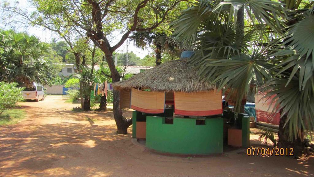 Amila Guest Hotel Trincomalee Bagian luar foto