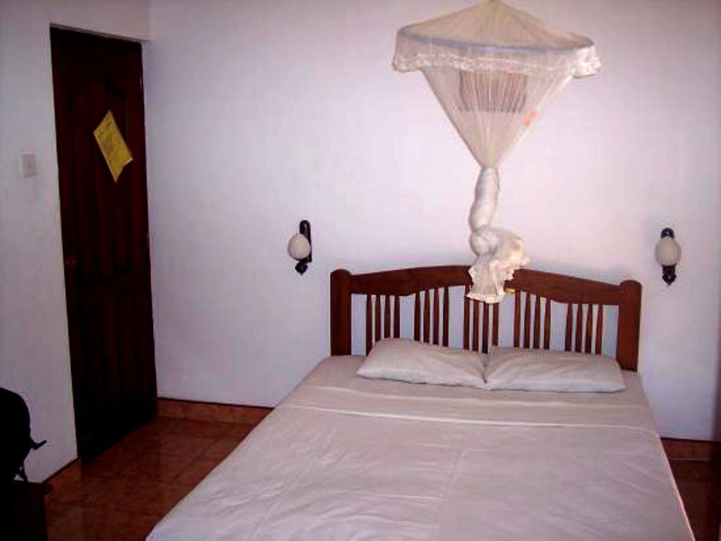 Amila Guest Hotel Trincomalee Bagian luar foto