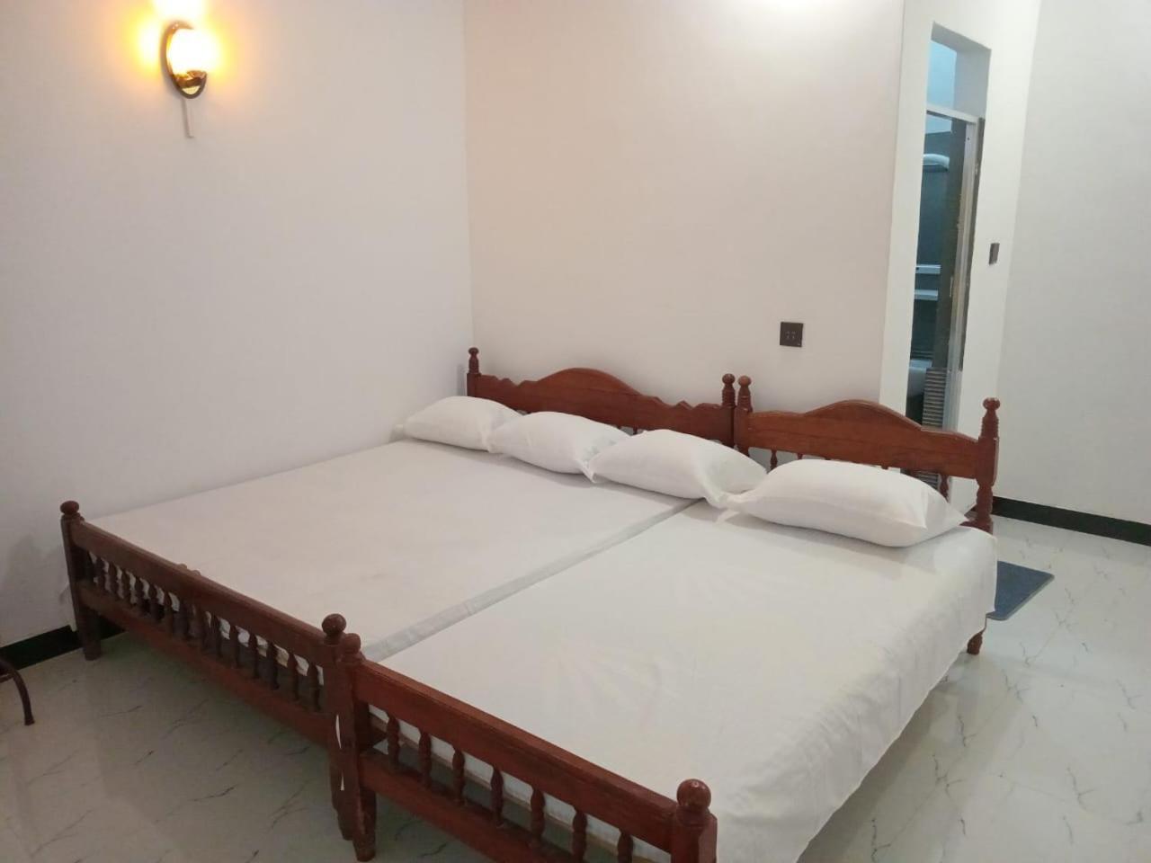 Amila Guest Hotel Trincomalee Bagian luar foto