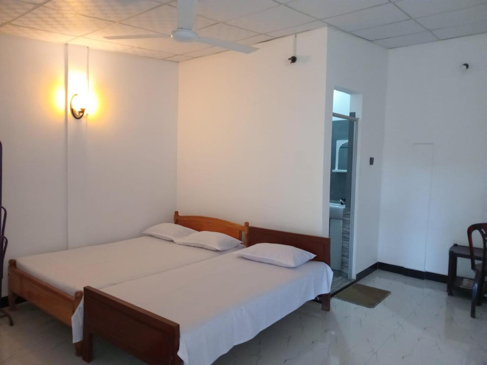Amila Guest Hotel Trincomalee Bagian luar foto