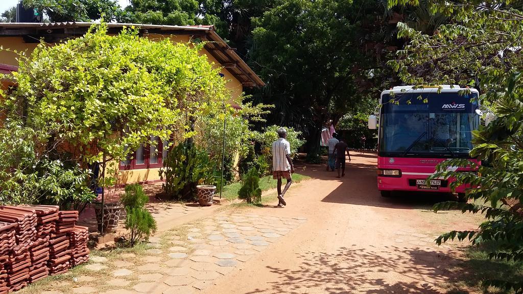 Amila Guest Hotel Trincomalee Bagian luar foto