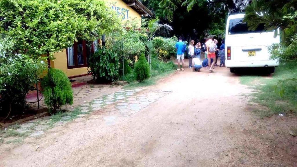 Amila Guest Hotel Trincomalee Bagian luar foto